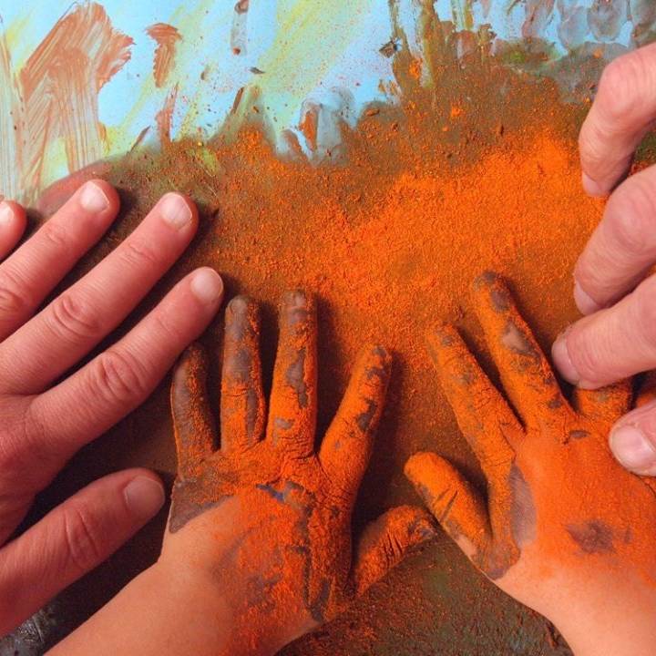 Manos de niños durante un taller en italiano usando colores Madrid