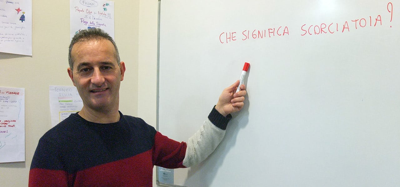 Andrea profesor nativo de italiano impartiendo clase de italiano en academia