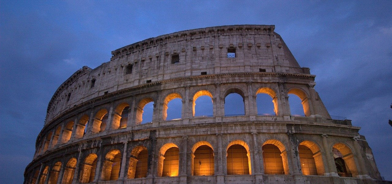 slider-cursos-italiano-madrid vista nocturna Coliseo Roma Italia