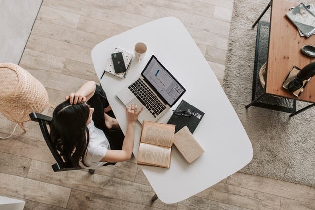 young-lady-using-laptop-at-table-in-modern-workspace-4050320 online learning italian